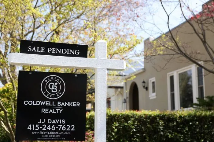 With the August nonfarm report showing weakness in the jobs sector, mortgage rates are expected to continue their downward slide, economists say.